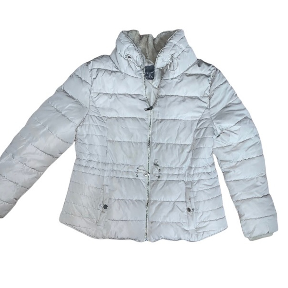 Long puffer jacket with bags, with adjustable elastic.